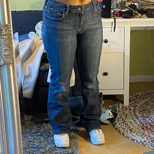 Lågmidjade jeans - Ett par fina lågmidjade jeans. Inte säker på storleken, jag brukar ha storlek 42-44 i byxor och de sitter tight på mig. Frakten ligger mellan 60-80kr
