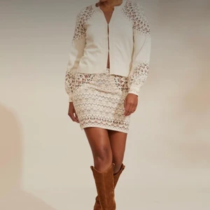 Odd Molly cardigan & kjol - Cremevitt set med cardigan och kort kjol, mjuk kvalite i stickad bomull med vackert mönster. Modellen heter ”Stardust” Nypris över 3300kr, se bild.  Nu 400kr för koftan och 400kr för kjolen eller 700 kr!!! för båda två 🤎🤍🤎