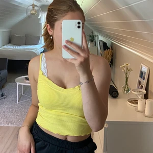 Gullig gul topp - Supergulligt gult linne från Gina Tricot. Passar så bra nu till sommaren 💕 storlek xs, 50kr+ frakt