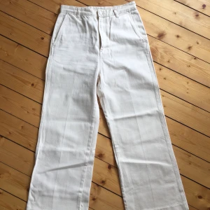 Vita jeans hög midja - Hög midja och vida i benen. Storlek 38
