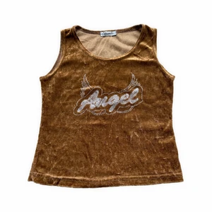 Y2k croptop m tryck - !-50%!Så söt 00s topp i sammet med änglavingar och texten ”angels” i glittrigt tryck!😍 Står ingen storlek men skulle säga XS! I fint skick!💋