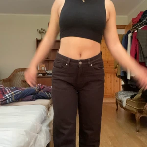 Bruna byxor - Bruna byxor. Köpt på MQ, knappt använda pga fel storlek. Straight fit. Frakt tillkommer 