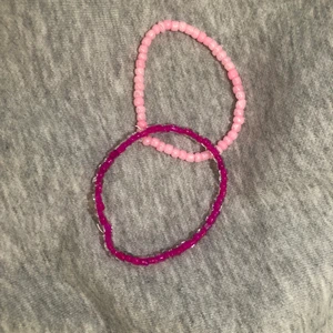 Armband av gals pärlor  - 1 för 10kr  2 för 15kr  Hår att special beställa att få båda färgener i samma armband, men då tillkommer me kostnad på 2 kr. Medela för mer info. Köpare står för frakten💞💞💞💞💞💞