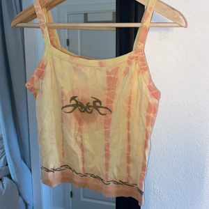 Vintage linne  - Köpt second hand, står ingen storlek i men skulle säga det är väldigt Onesize. Kan passa mellan xs-L tror jag beroende på hur man vill det ska sitta 