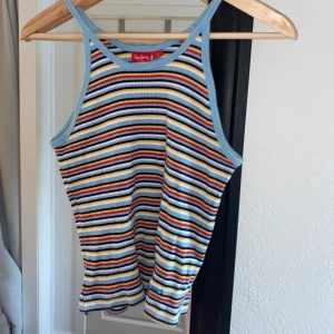 Färgglatt vintage linne - Från pepe jeans koöpt second hand för många år sen, står att det är en storlek L men är mer som en S-M skulle jag säga, kan dock passa L med 