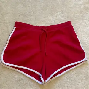 Röda shorts, som passar perfekt om du vill ge baywatch vibes 