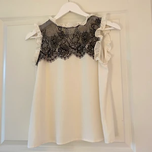 Blus med spets  - Vit blus med spets från Zara. Storlek M men passar xs/s💘