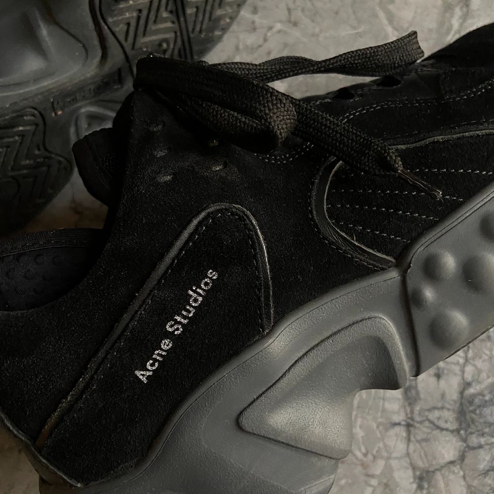 Sneakers från Acne Studios ’Manhattan’ i svart mocka, storlek 38. Knappt använda, i superfint skick. Säljes pga att de inte används 🤍. Skor.