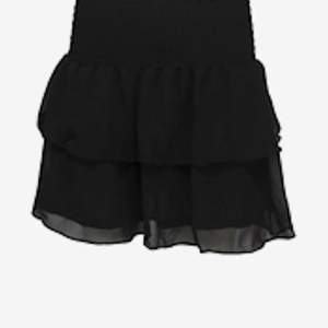 Säljer min svarta Chelsea kjol! Köpt nyligen så har inga fläckar eller skador. Om fler bilder önskas kom priv! Köpt för 400 kr!😘
