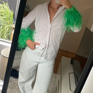 Skjorta med fjädrar - Skjorta med fjädrar köpt på zara. Storlek 36/S. Frakt står köpare för💗 använd inte köp direkt!