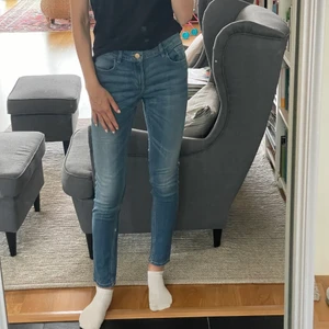 Jeans - Ett par blå skinny jeans med mid waist. Passar storlek XS och S, jag är 169cm.  Använt få gånger, inga defekter💙