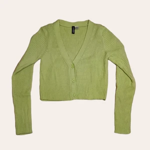 stickad kofta från h&m 💚 - stickad kofta med knappar från h&m 💚 - storlek m aldrig använt så i nyskick !! priset går att diskutera, så kom med egna förslag 😇 om fler skulle varaintresserade så blir det budgivning! 