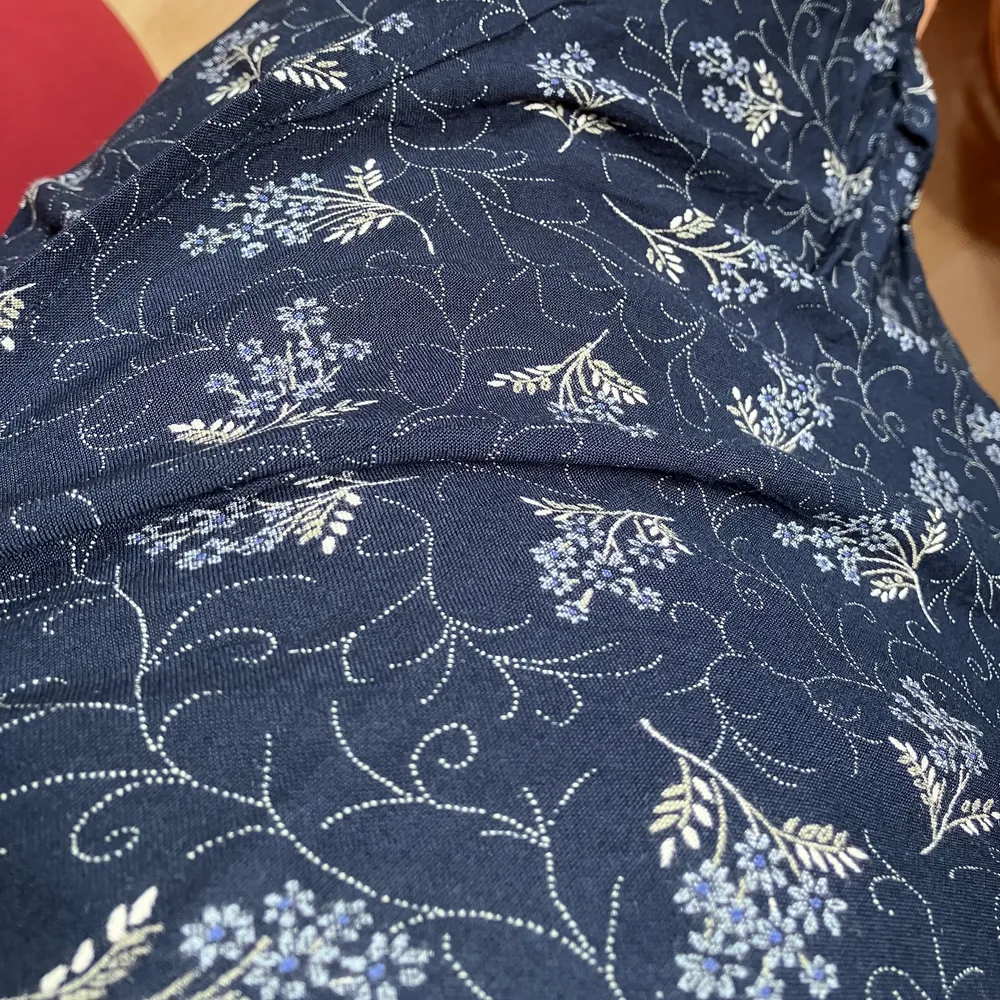 Mörkblå kjol med blommönster som man knyter i midjan från Emma & Co! Helt oanvänd!. Kjolar.