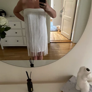 Klänning med fransar  - Storlek L 