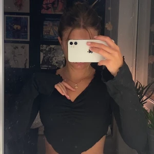 Svart topp - Så fin svart långärmad topp! Lite vågiga kanter och utsvängda armar. Som ny 🌚 