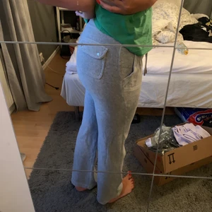 juicy byxor - Säljer mina fina gråa juicy byxor då jag knappt använder dom! De är använda max 6 ggr och är fortfarande i nyskick 💖 priset går att diskutera men kom med rimliga förslag 🫶🏼