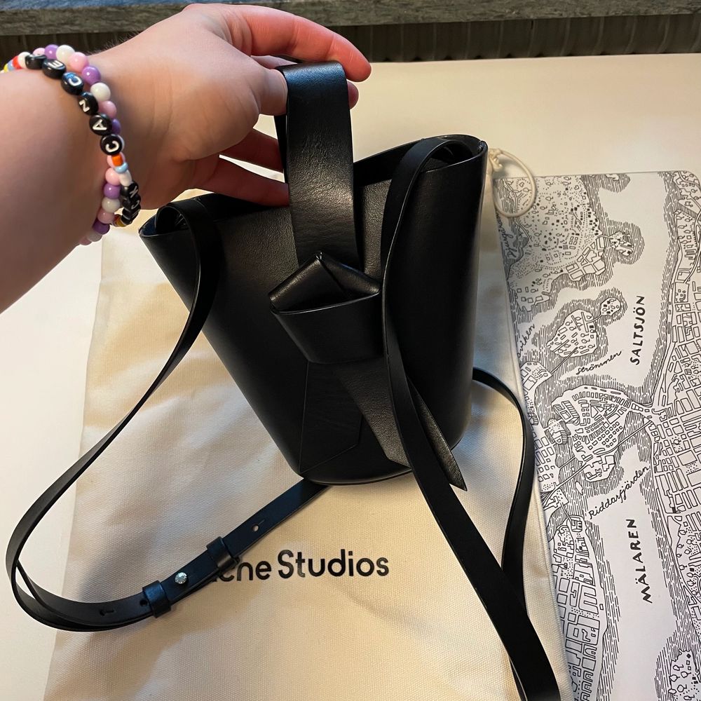 Superfin väska från Acne Studios, modellen heter Musubi Bucket Bag.. Väskor.