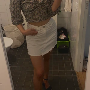 Blommig blus - Helt ny blommig blus med båtringning, tyvärr lite för stor för mig