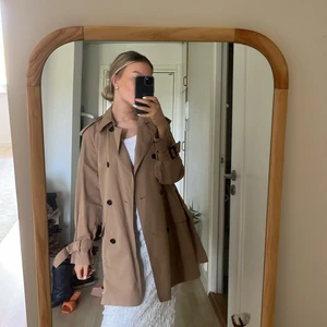 Trenchcoat  - Trenchcoat från Zara. Sparsamt använd så i bra skick 💛 frakt tillkommer på 66kr 