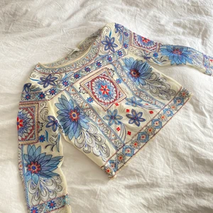 Zara - Superfin mönstrad top från Zara. Toppen är i mesh men har ett tunnt linnetyg framtill, ej genomskinlig 😍😍 croppad i modellen.  stl M men passar snarare S-M. Nypris var runt 800-900 kr