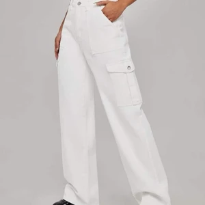 Jeans  - Väldigt snygga jeans som tyvärr var lite för stora för mig! Jag är 173cm och de passade perfekt på min längd! Aldrig använda och helt nya 💓😍 storlek S! 