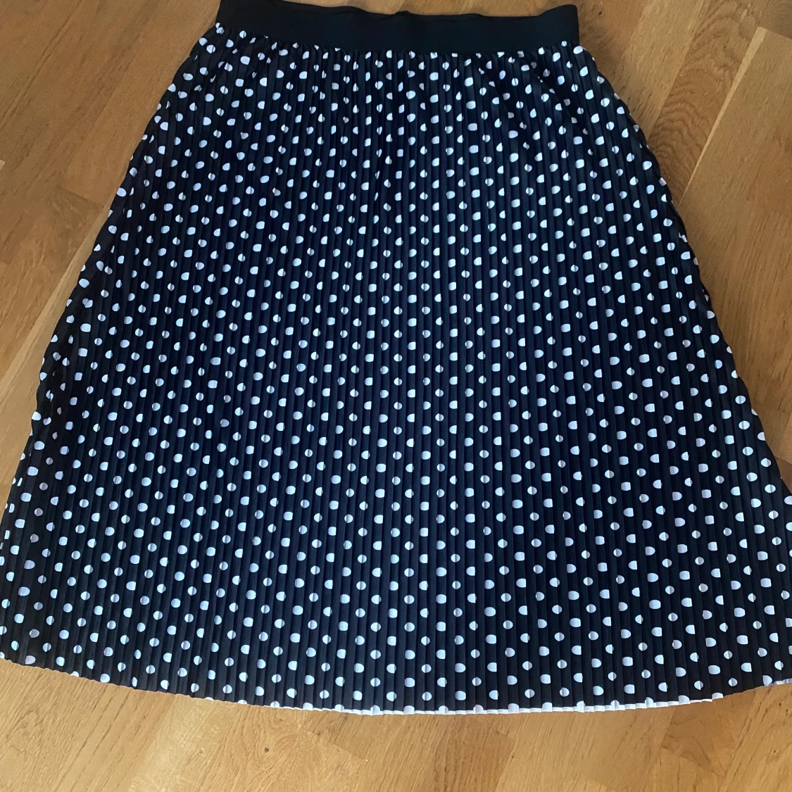 Svart kjol med vita prickar 