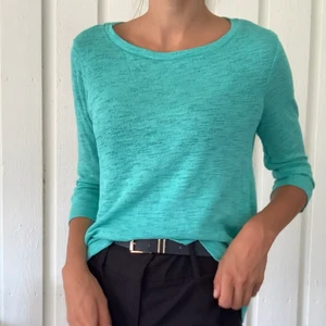 Turkos luftigt stickad tröja - Trekvartsärm, slits i ryggen som tex går att knyta. Från Gina Tricot, strl S
