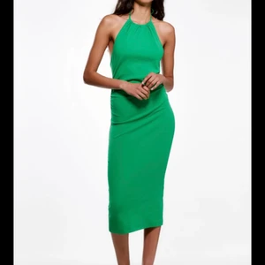 Zara klänning - säljer denna snygga slutsålda klänning från Zara. aldig använd och lappar kvar