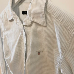 Gant skjorta  - Blå/vit randig Gant skjorta storlek 34 använd endast en enda gång så den är som ny. Säljes för 350:-