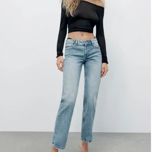 Lågmidjade jeans - Så snygga lågmidjade jeans från zara. Helt slutsålda och aldrig använda. Lappen sitter kvar skriv för bilder eller liknande💕