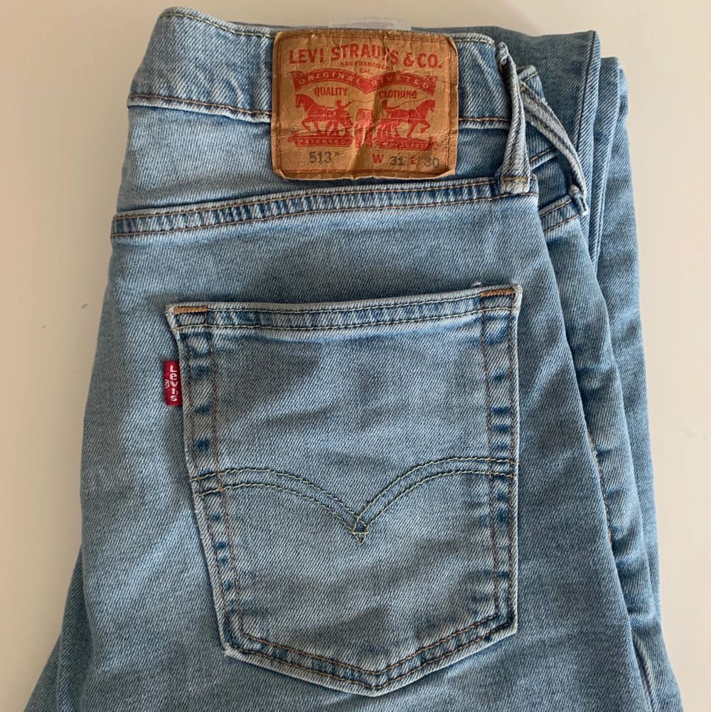 Levis Jeans i finaste ljusblå färgen!!💘 Köpta second hand men tyvärr för stora i midjan för mig. Superfina nu i sommar! Bara att höra av sig för fler bilder eller frågor!🙏🏻 köp direkt för 550 (då står jag för frakten 66kr spårbar). Jeans & Byxor.
