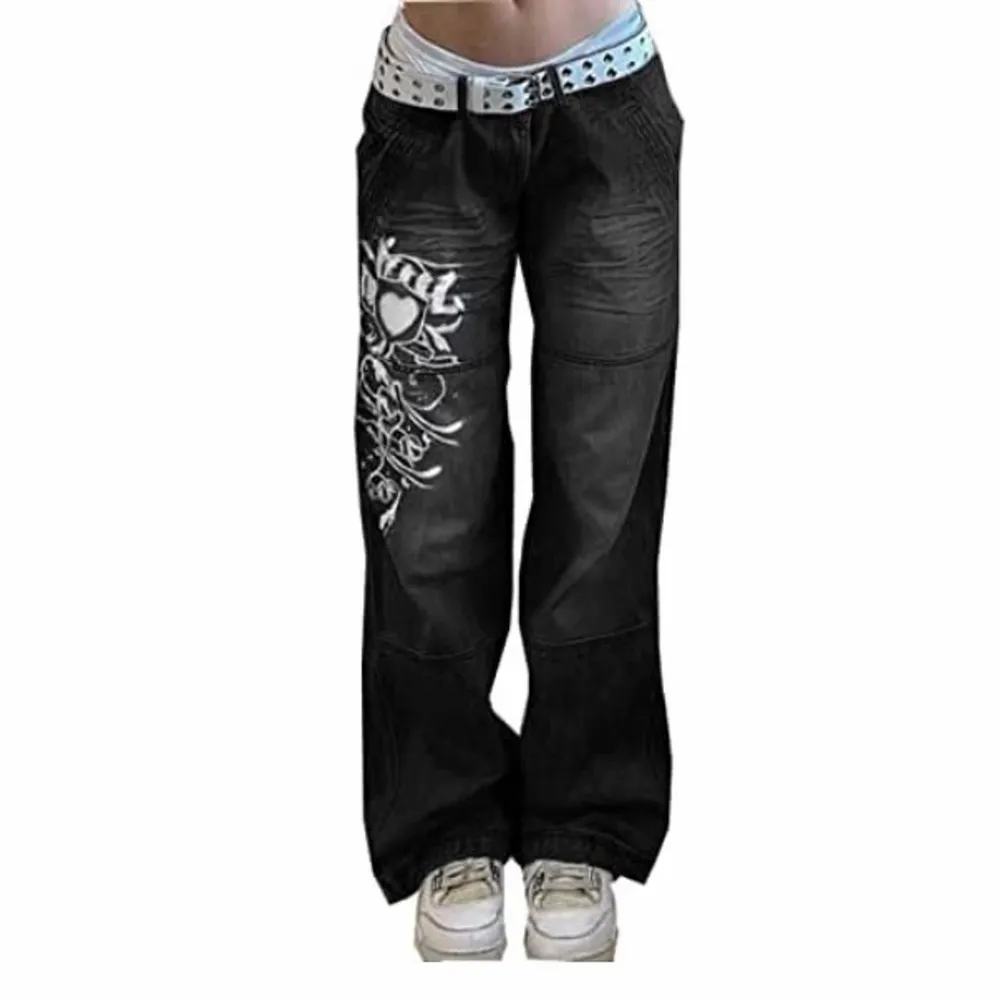 Svarta as balla baggy y2k jeans i bra skick  Sitter jätte bra på min som är 162 cm men de är lite för stora i midjan + jag behöver pengar :) . Jeans & Byxor.