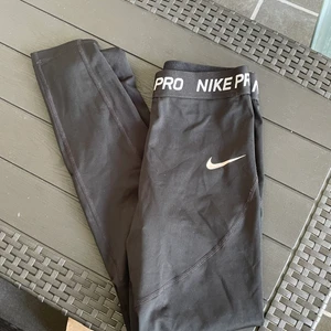 Träningstights barn - Från nike, aldrig använt och är i nyskick. Är i storlek L (barnstolek) från nikes hemsida. Frakt tillkommer, köparen står för frakten.