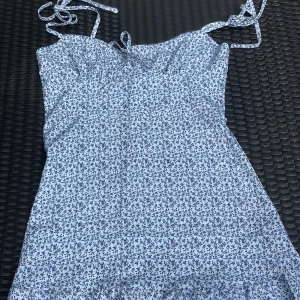 Strl S (passar också M) - Den är inte andvänd någon gång. Jättefin och i nytt skick men passar inte mig därför säljer jag den!