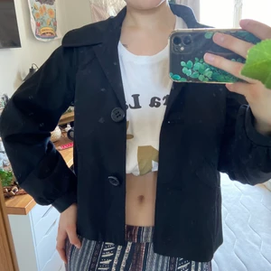 Jacka - Fin tunn jacka men använder den aldrig, översta knappen lite lös men går lätt att fixa 🥰 exklusive frakt