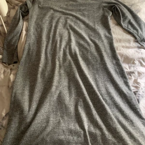 Klännigar - Grå klänning xl  Vit/svart klänning xl 50kr/st