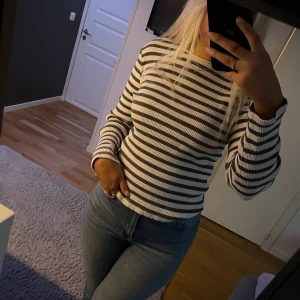 Tröja  - Snygg tröja med gröna ränder i storlek xs  använd en gång