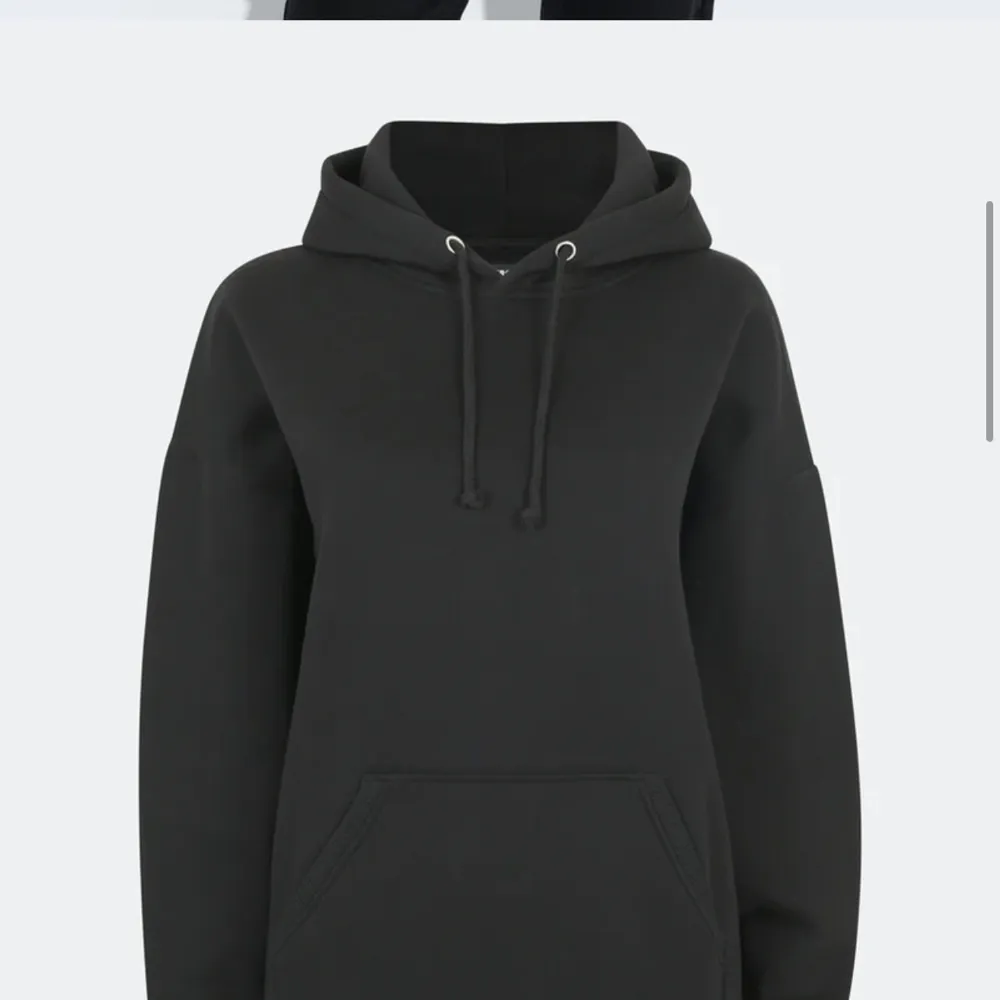 Svart houddie från bikbok i storlek XS-S till salu eftersom att jag ej använder den. Ändast använd fåtal gånger 🥰. Hoodies.