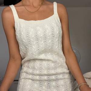 Stickad vit klänning