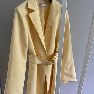 NA-KD  - Säljer nu min fina gula skjortklänning från NA-KD, använt fåtal gånger är i fint skick! Superfin till sommaren 💛