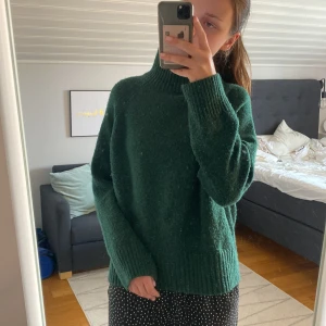 Stickad tröja H&M - Jätte fin grön stickad tröja från H&M. Använd ett fåtal gånger. Storlek XS men skulle säga mer som S då jag är S/M. Den sticks inte utan bara väldigt skön💖 Köparen står för frakten