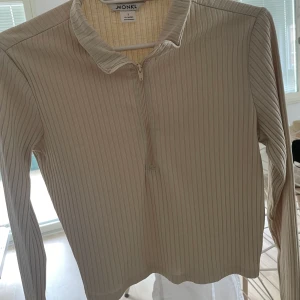 Tröja  - Tröja från monki. Skriv ifall ni har frågor! 💗