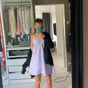 Super fin sommar klänning - Helt ny klänning aldrig använts bara testat, den är super fin till sommaren och har en likadan fast svart och lång ! Den själs också som skriv om ni vill ha bilder på den, båda klänningarna va lite för stora för mig vilket var ganska synd, de är super söt