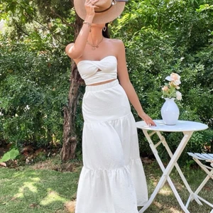 Vitt sett - Säljer detta söta settet. Beställde men va för smått för mig som vanligtvis är xs/s så skulle säga att det passar xs/xxs! Kan posta eller mötas upp. 