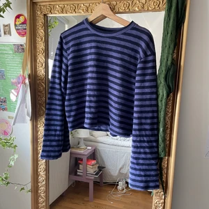 Randig tröja från bikbok  - Blå och lila randiga tröja från bikbok stl xs men stor i storleken 
