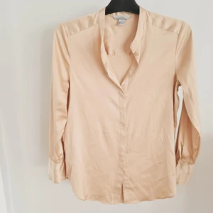 HM skjorta  - Guldfärgad sidenskjorta i fint skick Stlk 36 75 kr exkl frakt