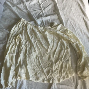 Kräm vit blus - En kräm vit axlad blus kommer från lager 157 i storlek xs. Använd en gång på en skolavslutning.❤️🍃💛