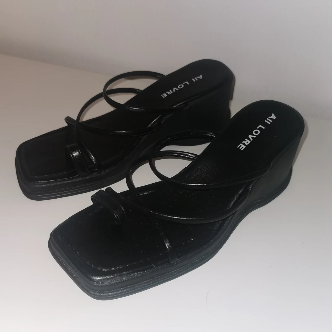 Svarta sandaler med liten klack 