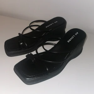 Svarta sandaler med liten klack  - Oanvända. Storlek 38