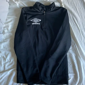 Svart Umbro tröja - En svart umbro tröja som är äkta. Den är i storlek 152. Användt den några gånger på fotbollen.😎😍🔮